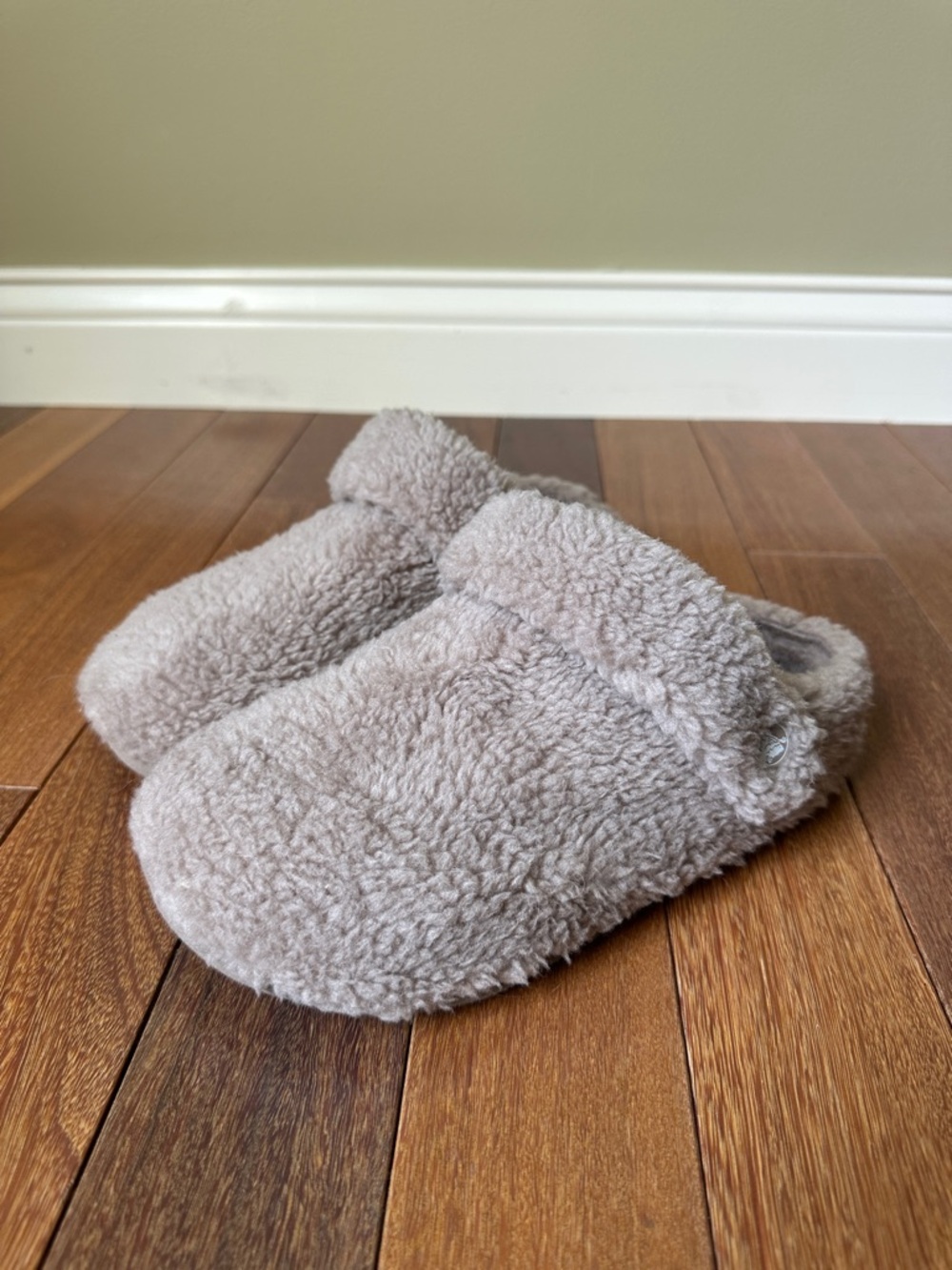 Crocs Classic Cozzzy Slipper Faux Fur Fleece House Shoes Taupe M5 W7 NWOB 209386